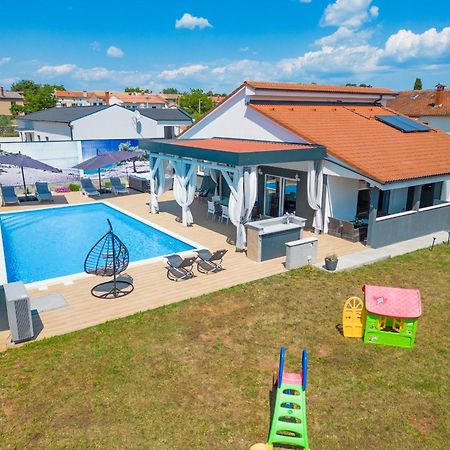 Villa Beauty With Heated Pool And Jacuzzi Kanfanar Extérieur photo