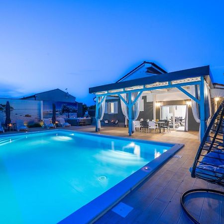 Villa Beauty With Heated Pool And Jacuzzi Kanfanar Extérieur photo