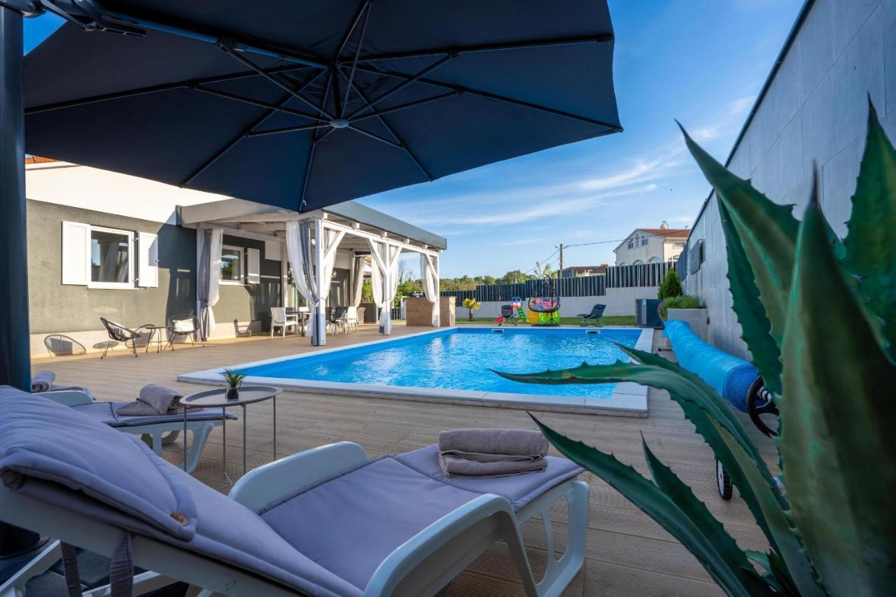 Villa Beauty With Heated Pool And Jacuzzi Kanfanar Extérieur photo