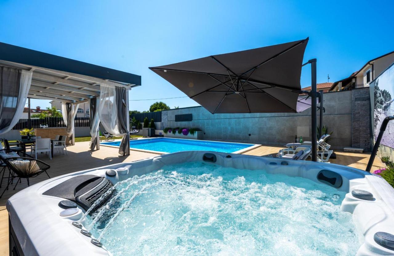 Villa Beauty With Heated Pool And Jacuzzi Kanfanar Extérieur photo