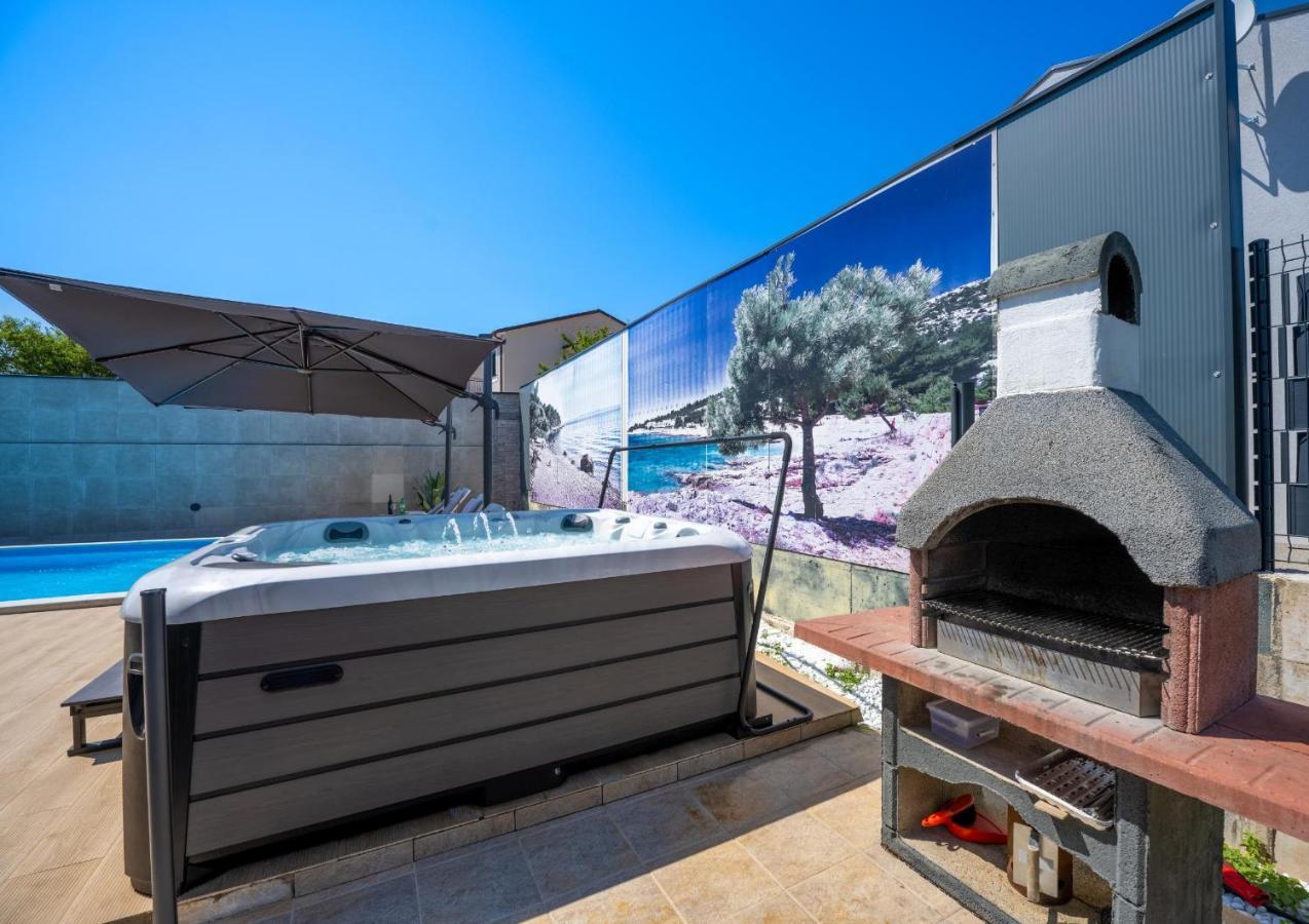 Villa Beauty With Heated Pool And Jacuzzi Kanfanar Extérieur photo