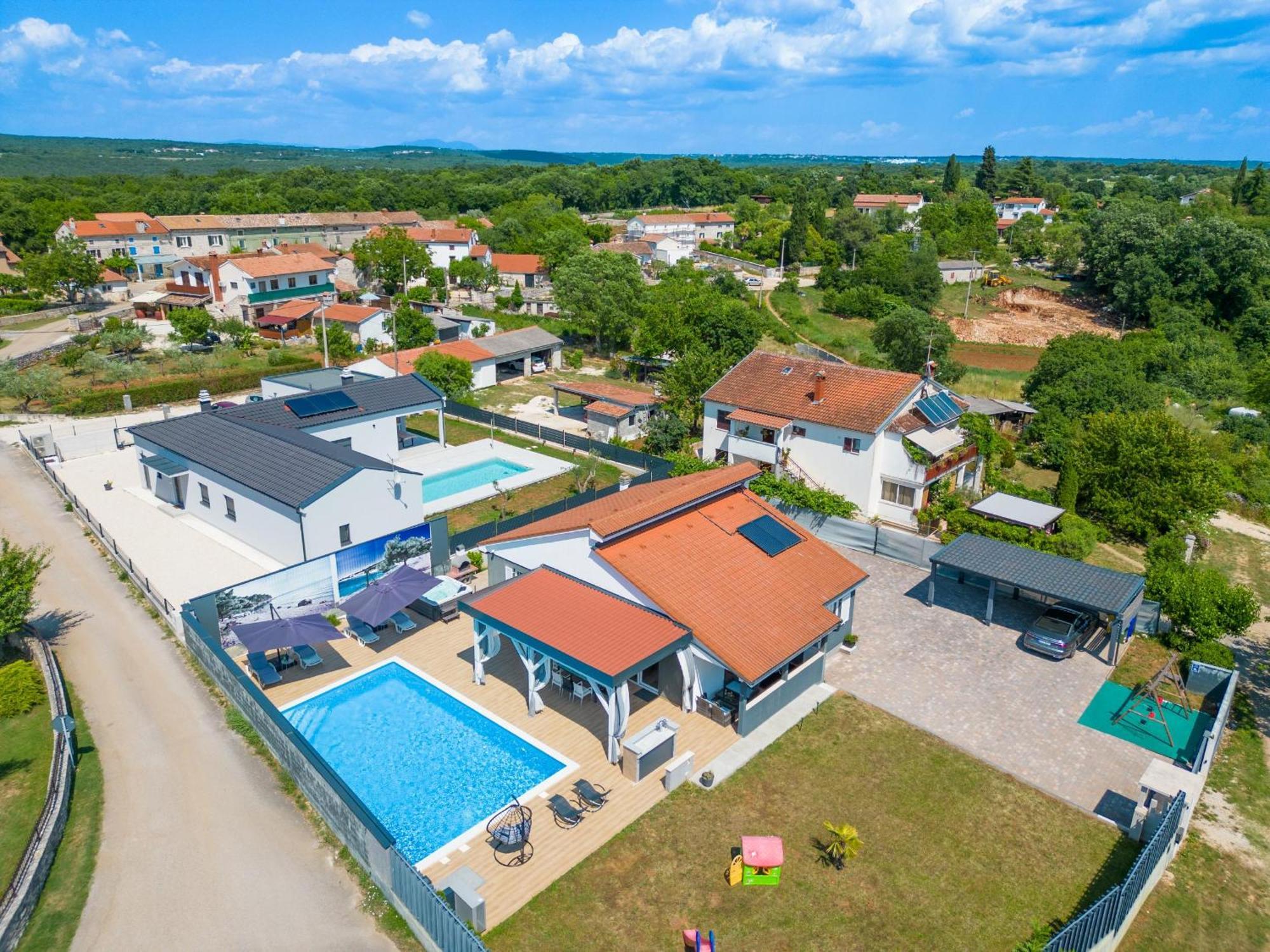 Villa Beauty With Heated Pool And Jacuzzi Kanfanar Extérieur photo