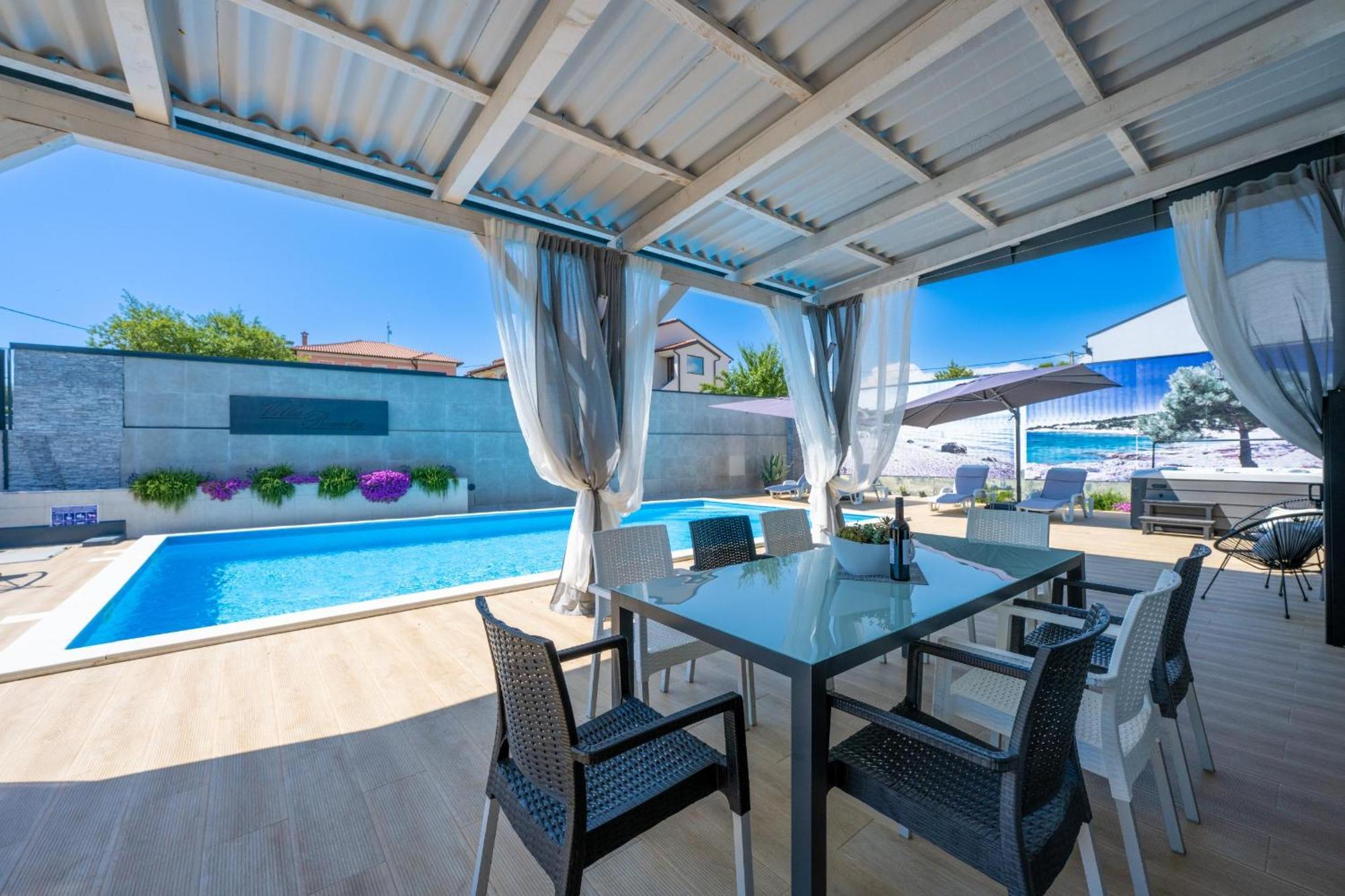 Villa Beauty With Heated Pool And Jacuzzi Kanfanar Extérieur photo