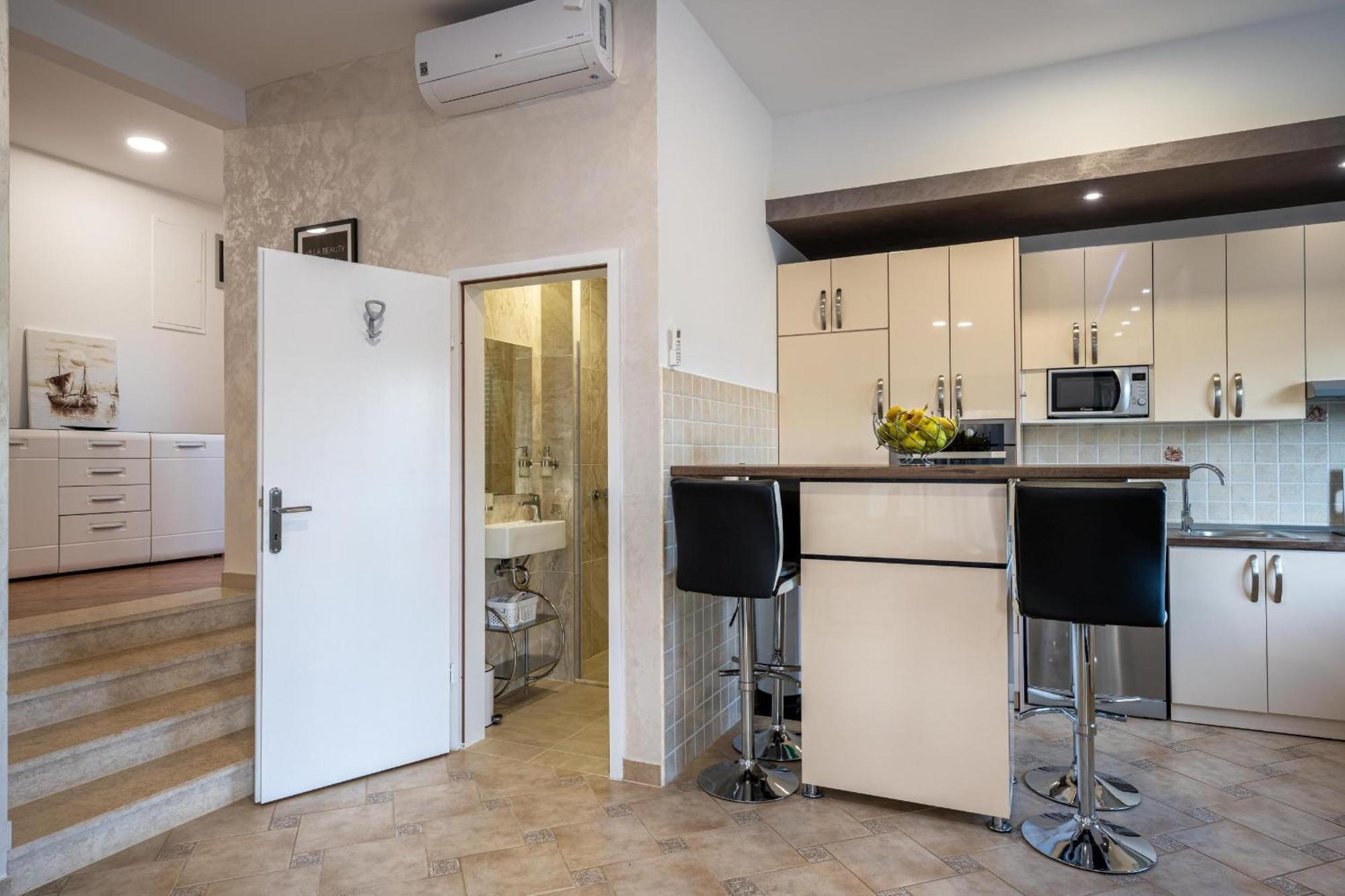 Villa Beauty With Heated Pool And Jacuzzi Kanfanar Extérieur photo