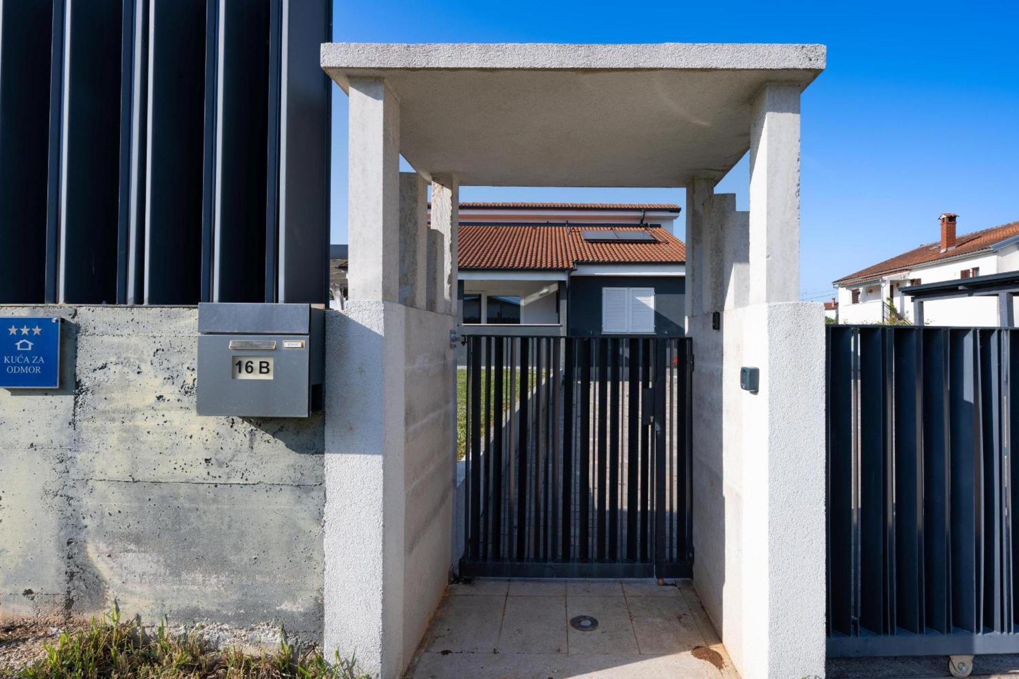 Villa Beauty With Heated Pool And Jacuzzi Kanfanar Extérieur photo