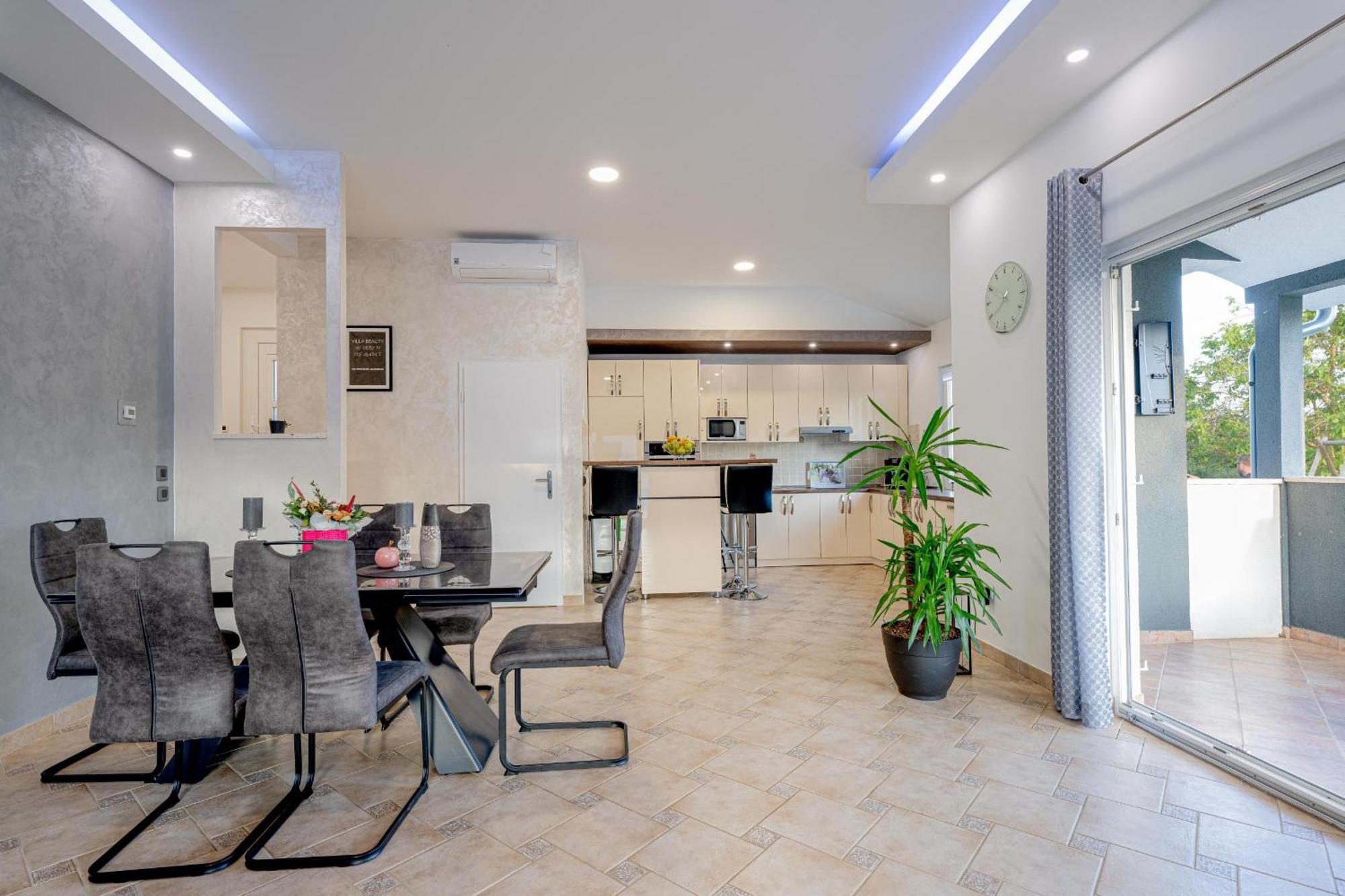 Villa Beauty With Heated Pool And Jacuzzi Kanfanar Extérieur photo