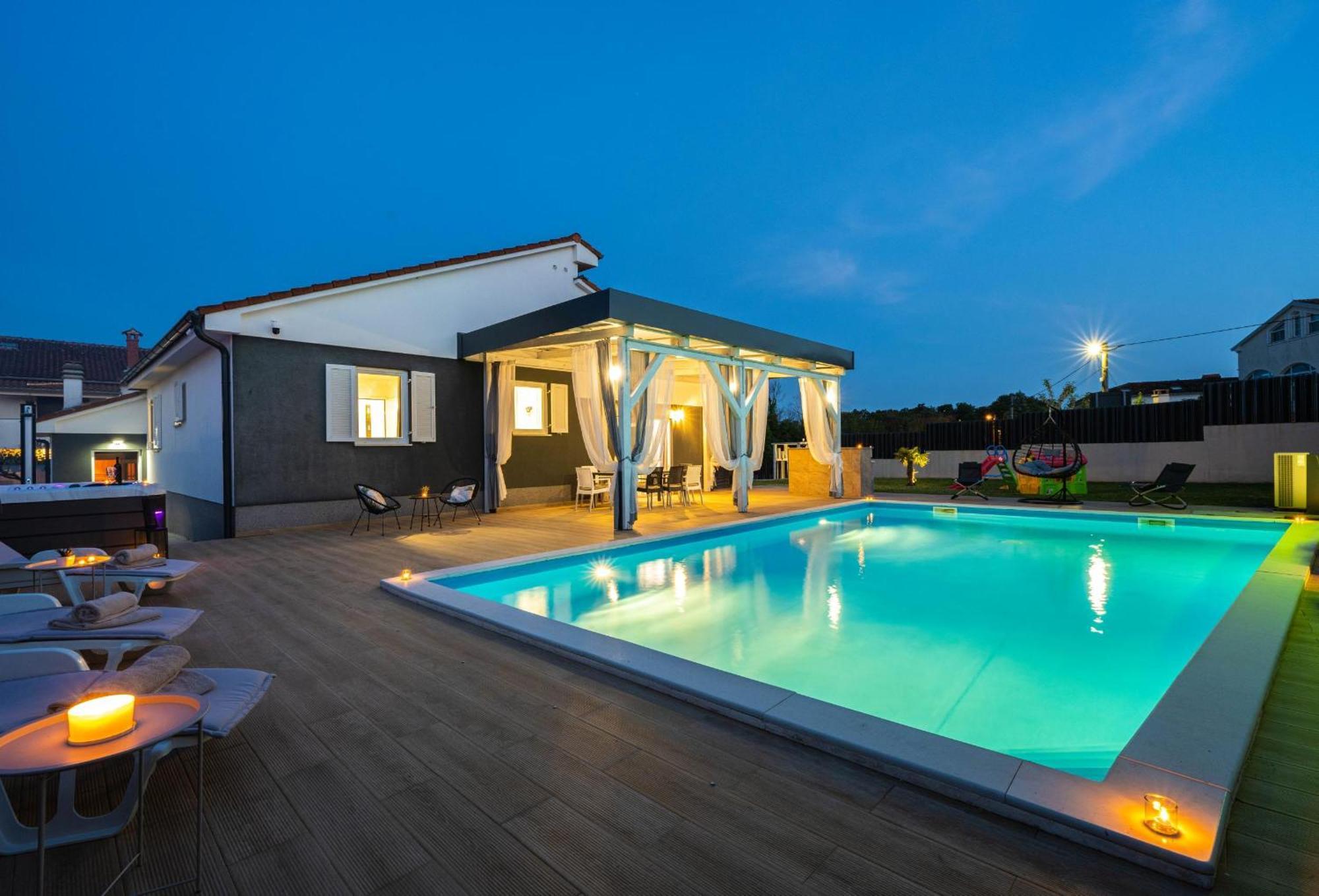 Villa Beauty With Heated Pool And Jacuzzi Kanfanar Extérieur photo