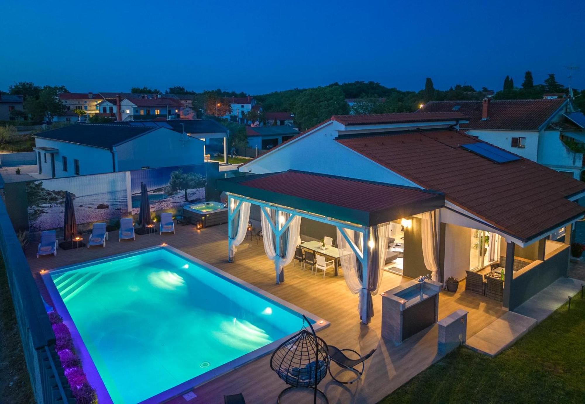 Villa Beauty With Heated Pool And Jacuzzi Kanfanar Extérieur photo